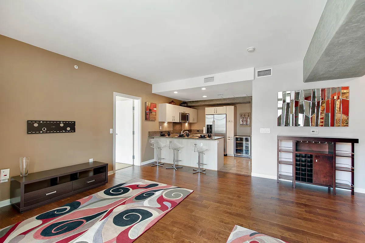 Living room / kitchen - 800 The Mark Ln #807