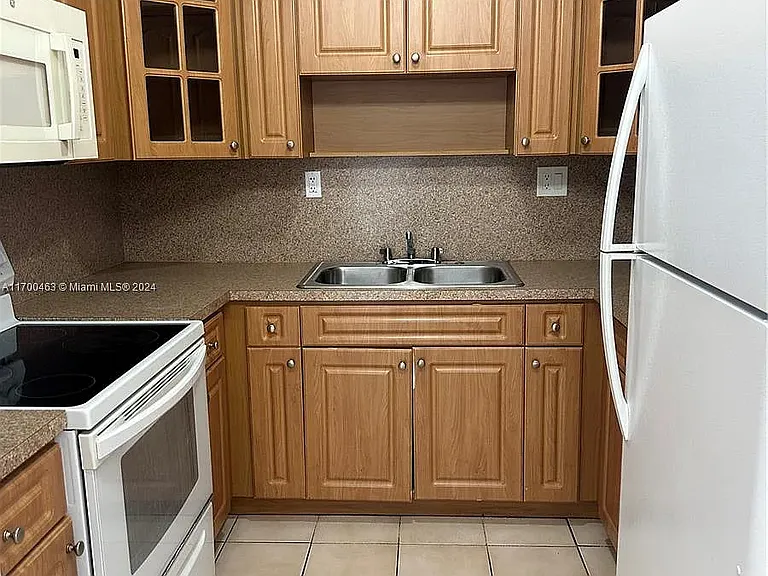 9520 SW 8th St #210 — Photo 3