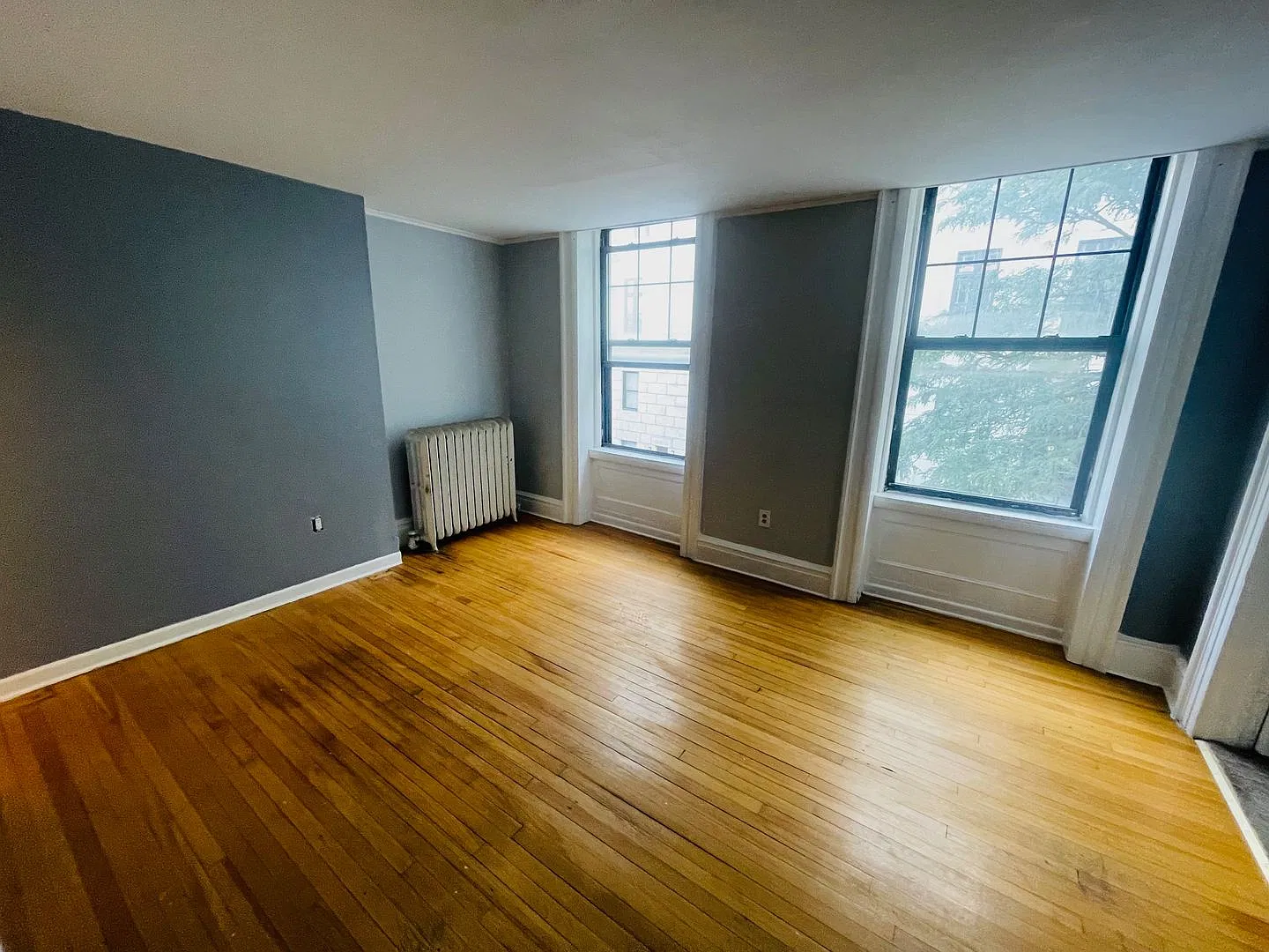 1 Br / 1 Bath Apartment Heat / Hot Water / Gas Included — Photo 2