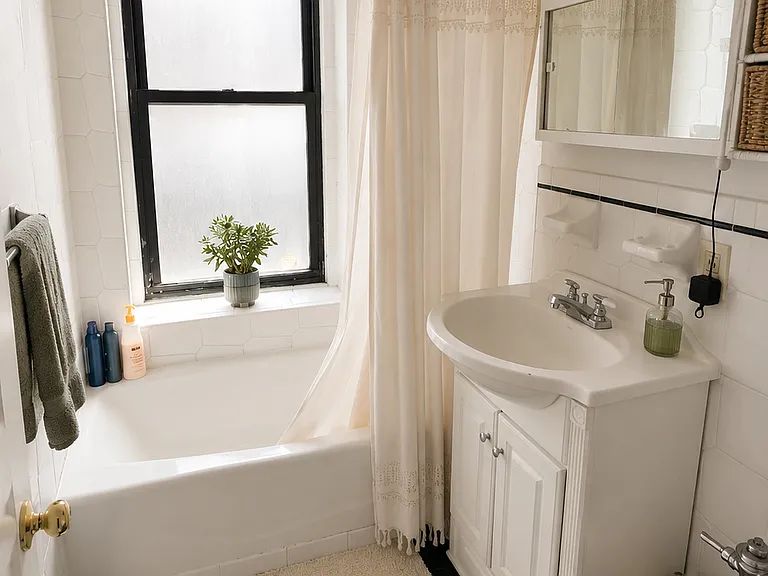 401 E 83rd St #2B — Photo 5