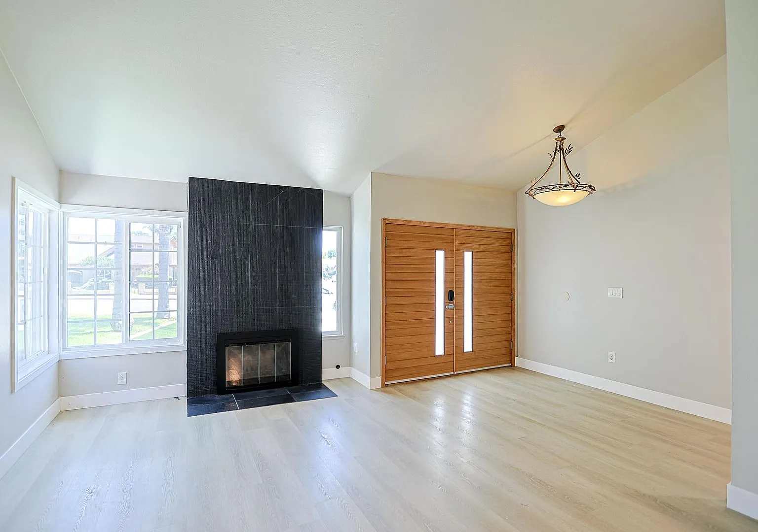 Luxury Fully Remodeled 4 Bed + 1 den / 4 Bath Home Near Mile Square Park Approx. 2,500 Sq. Ft. — Photo 3