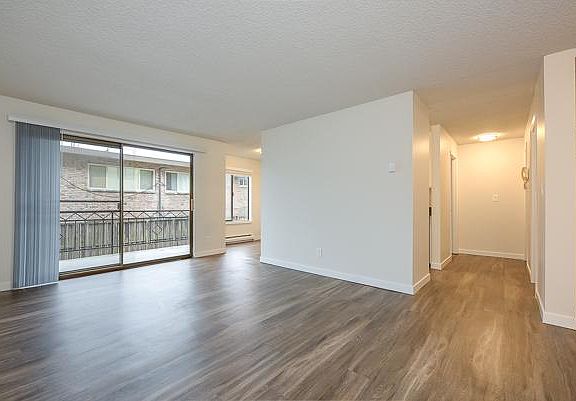 4th image of 425 Malden Ave E #204