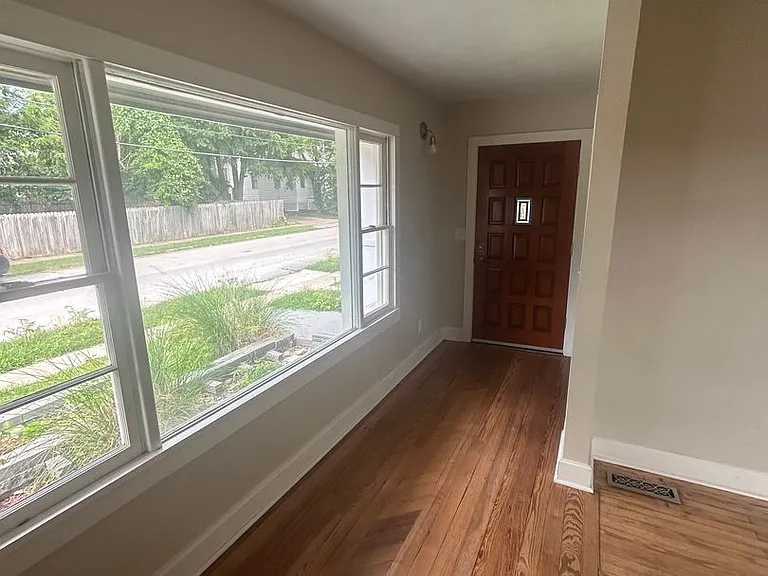 318 E Webster St — Photo 7