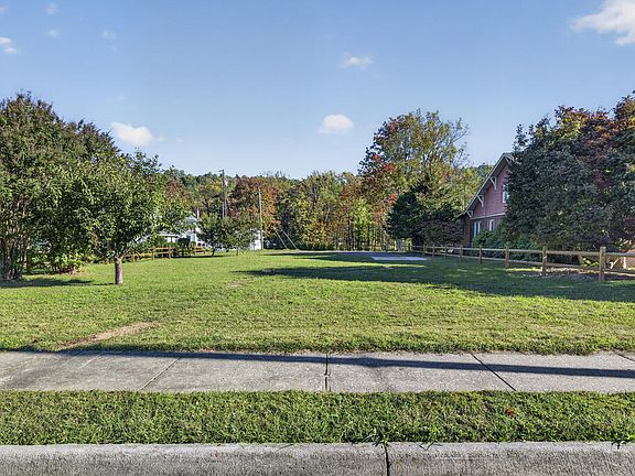 3rd image of 215 E Laurel Ave