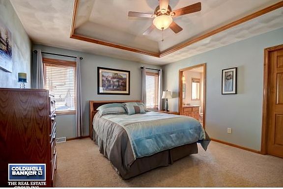 Master bedroom w tray ceiling.