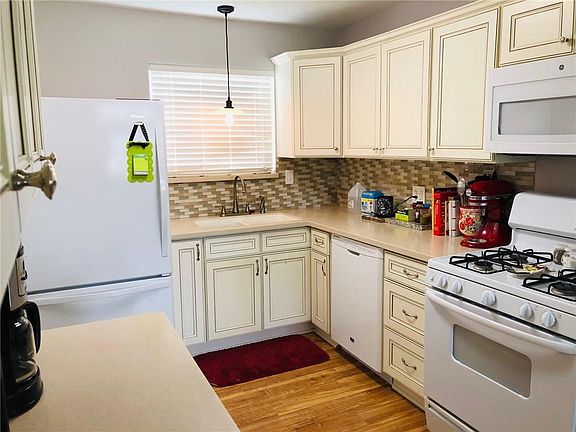 4th image of 820 Bluebonnet Ln