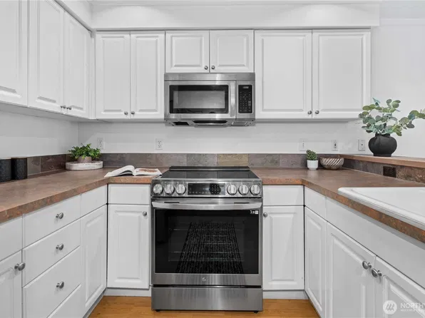 215 20th Avenue E #204, Seattle, WA 98112