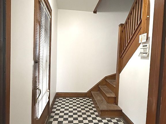 3rd image of 7043 S Artesian Ave