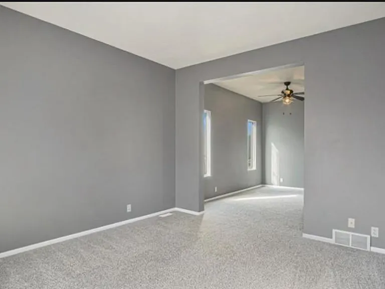 1104 Valleyview Dr — Photo 3