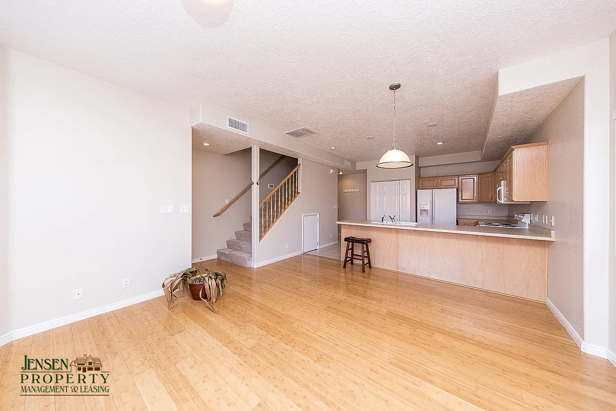 Two Bedroom Plus Home in the Ridge — Photo 3