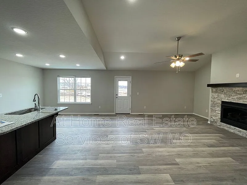 4 bed, 2.0 bath, 1667 sqft, $2,080 — Photo 2