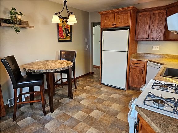 3rd image of 811 Shenley Dr