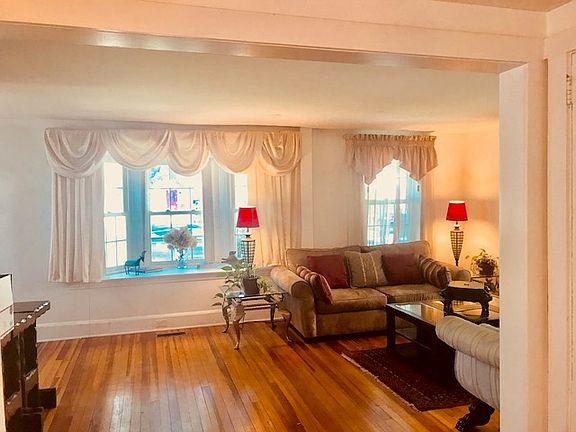 Living Rm facing bay window