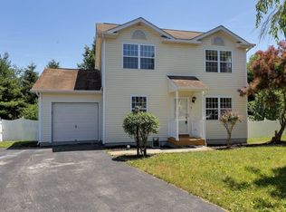 24 Hawthorne Ln, Poughkeepsie, NY 12603