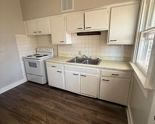 4th image of 220 Rockwood Ave