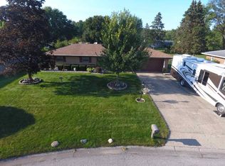 25867 Lily Creek Dr, Elkhart, IN 46514