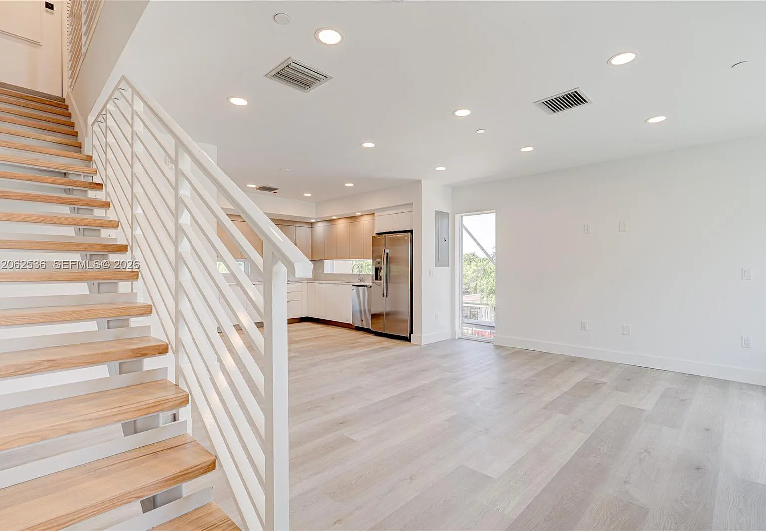 3 bed, 2.5 bath, 1950 sqft, $3,950 — Photo 3