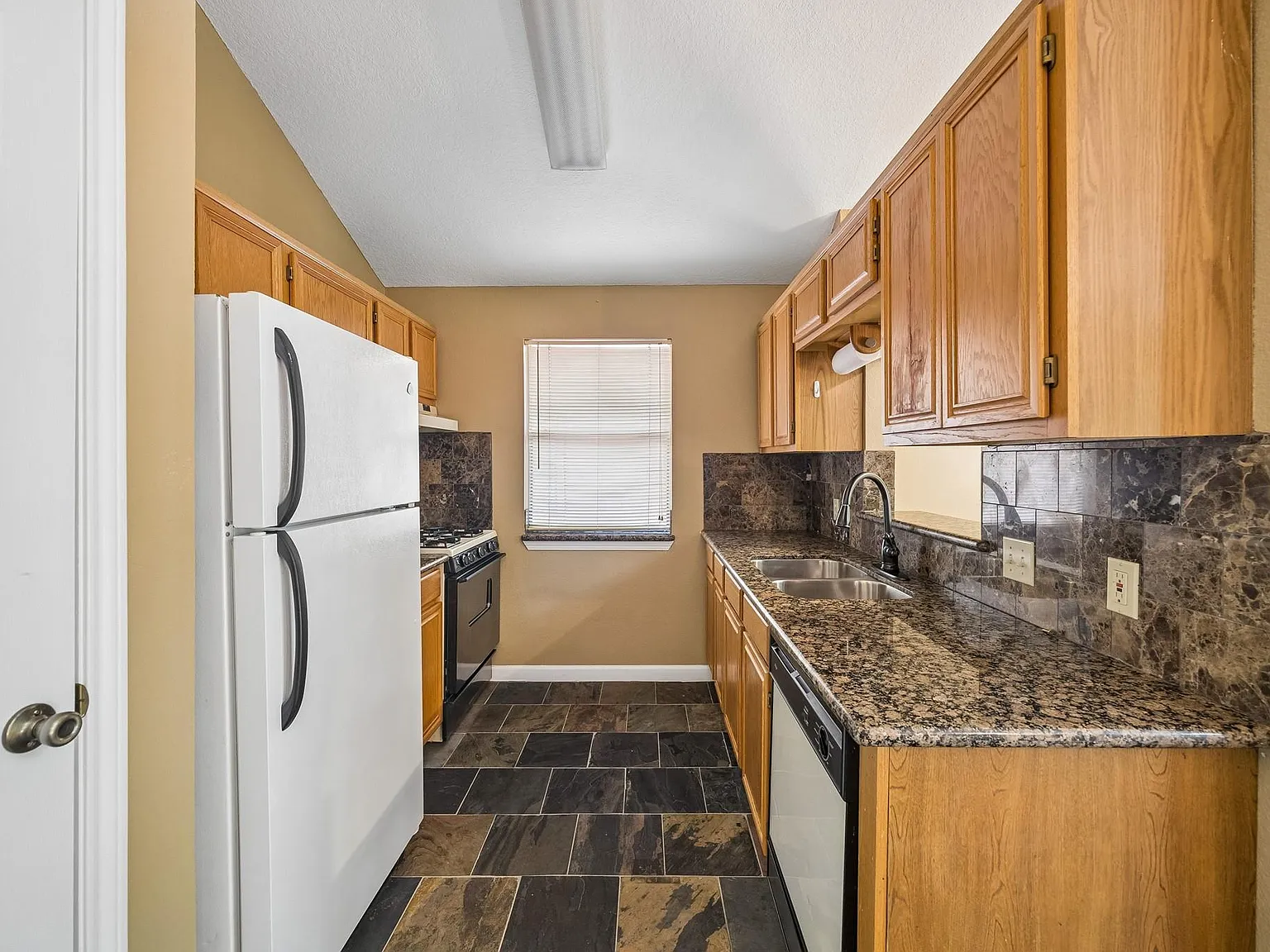 2 bed, 2.0 bath, 1190 sqft, $1,950 — Photo 4