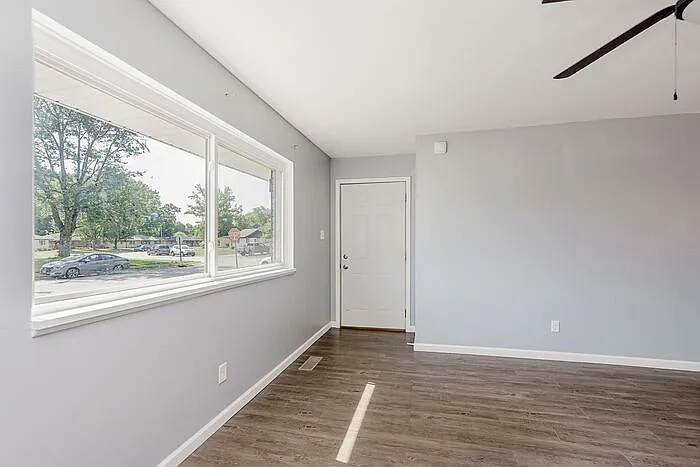 3 bed, 1.0 bath, 1043 sqft, $1,370 — Photo 4