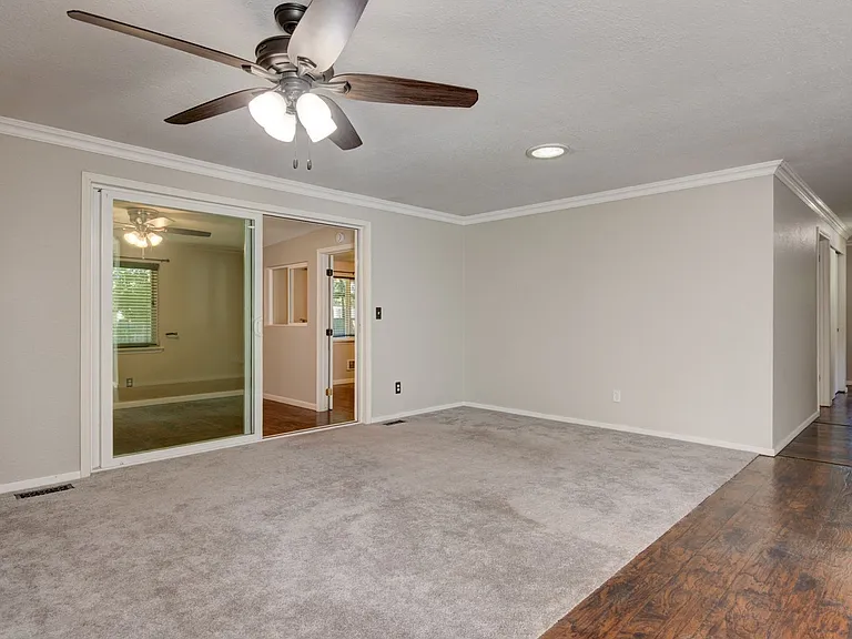 899 SW 13th Ave — Photo 11