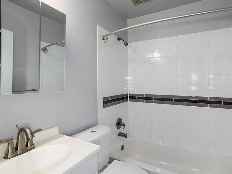 Ashley Court Apartments — Photo 3