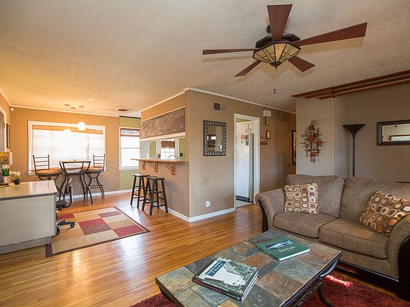 Good layout with an open kitchen and counter top seating