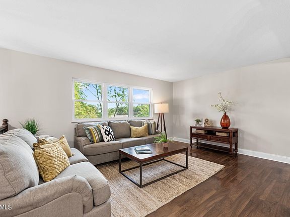 4th image of 10528 Pinedale Dr