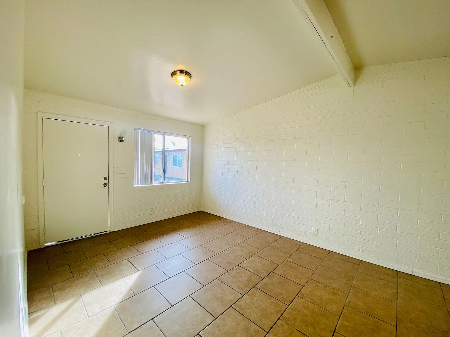 1 and 2 Bedrooms Available! Off Street Parking, Hard Flooring, Vaulted Ceilings, Central Air Cond... — Photo 3