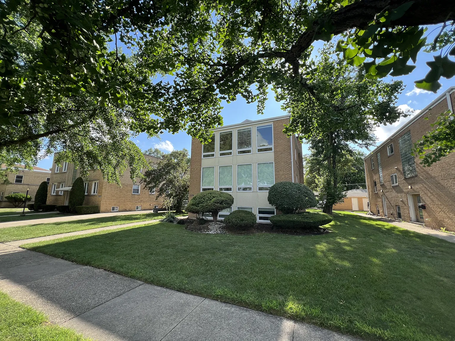 2 bed, 1000 sqft, $1,750 — Photo 2