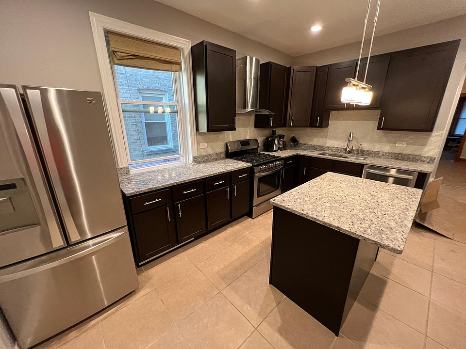 2nd image of 2940 W Fletcher St #1