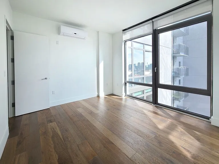 4107 Crescent St #4E — Photo 6