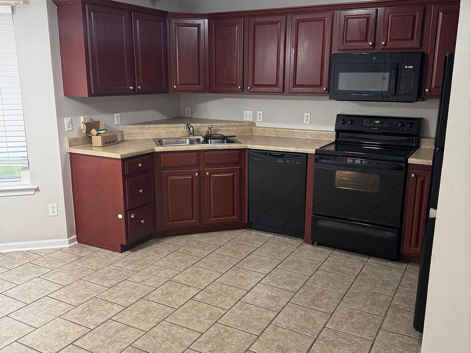 3 bed, 2.0 bath, 1380 sqft, $1,700 — Photo 4