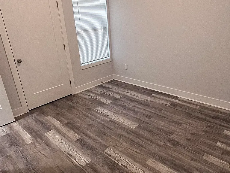 5466 Colburn Ct E — Photo 2
