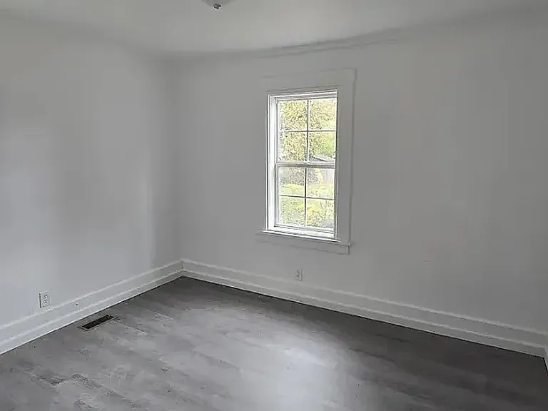 1947 E Monroe St — Photo 10