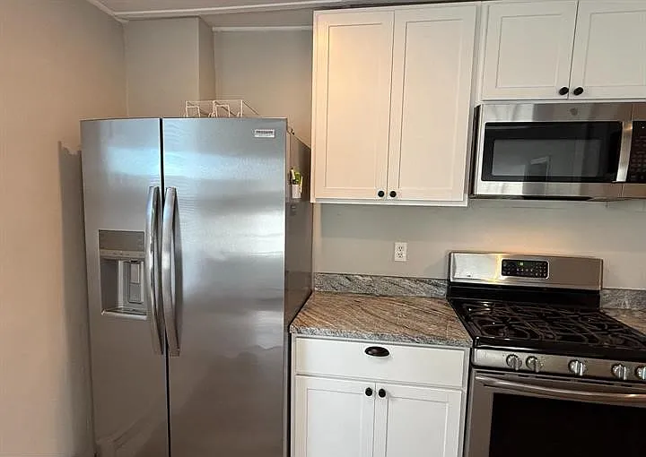 3 bed, 1.5 bath, 1064 sqft, $2,000 — Photo 4