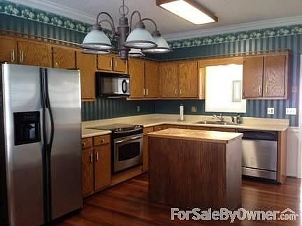 Kitchen
						:
						Eat in kitchen (dining area not shown); SS appl. inc. GE Profle convection oven