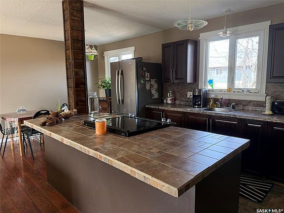 2nd image of 503 Cook CRESCENT