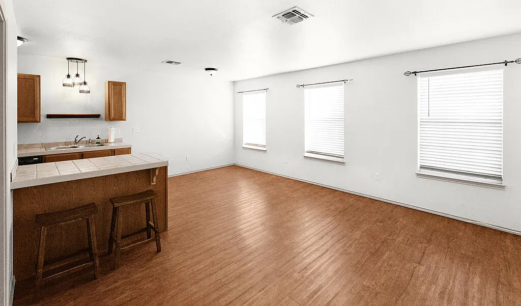 3 bed, 2.5 bath, 1280 sqft, $1,600 — Photo 4