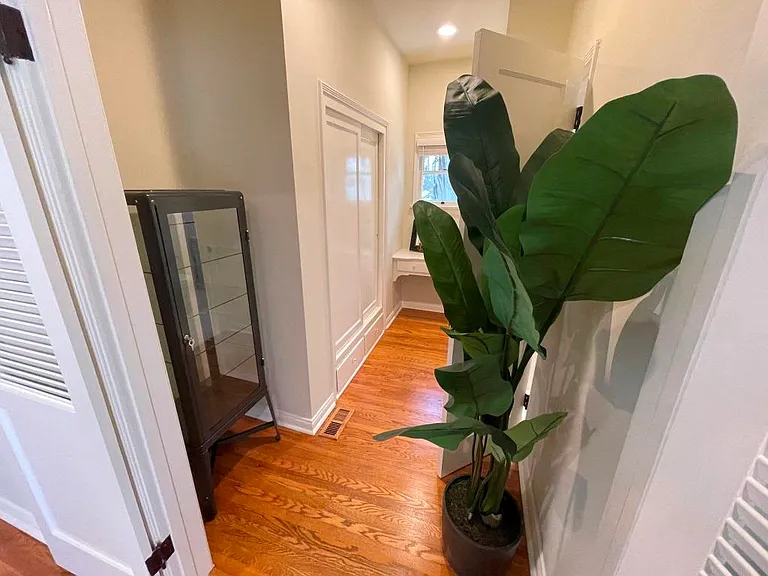 2285 N Beachwood Dr #5 — Photo 12
