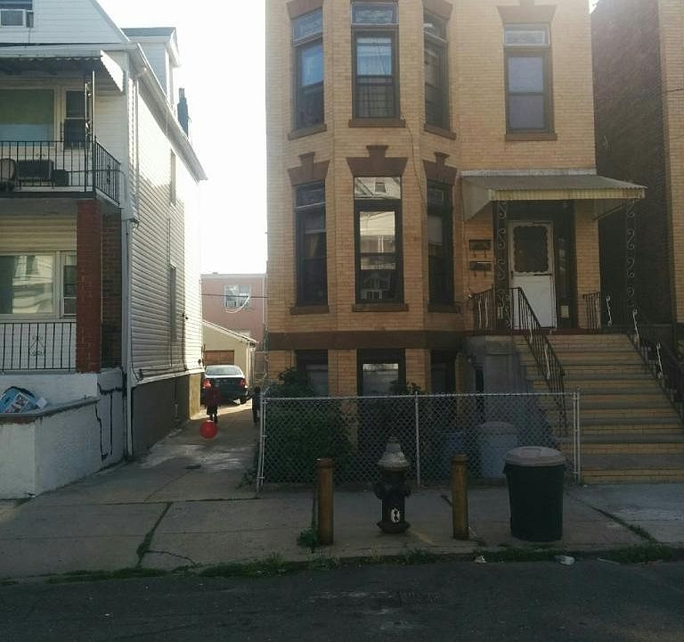 2nd image of 1525 Lurting Ave