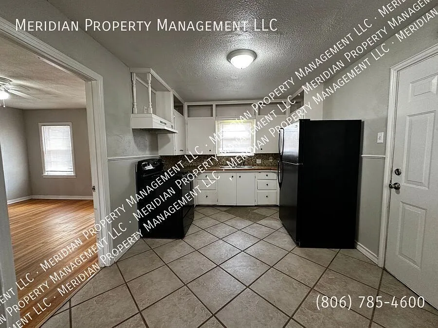 Beautiful 3 Bed, 2 Bath Home Near TTU & Medical District | Hardwood Floors & Granite Countertops — Photo 4
