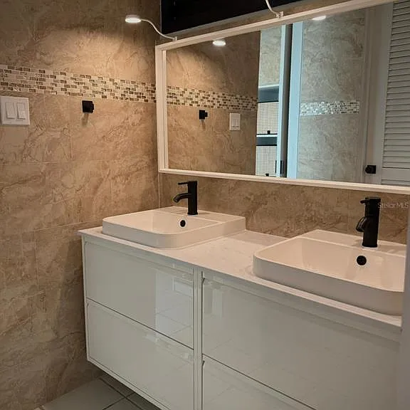 702 Pisos Ave — Photo 2