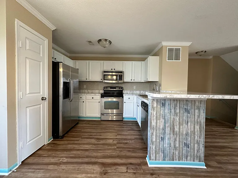1020 Hartford Village Blvd — Photo 5