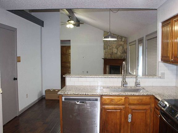 5th image of 915 W Lovers Ln