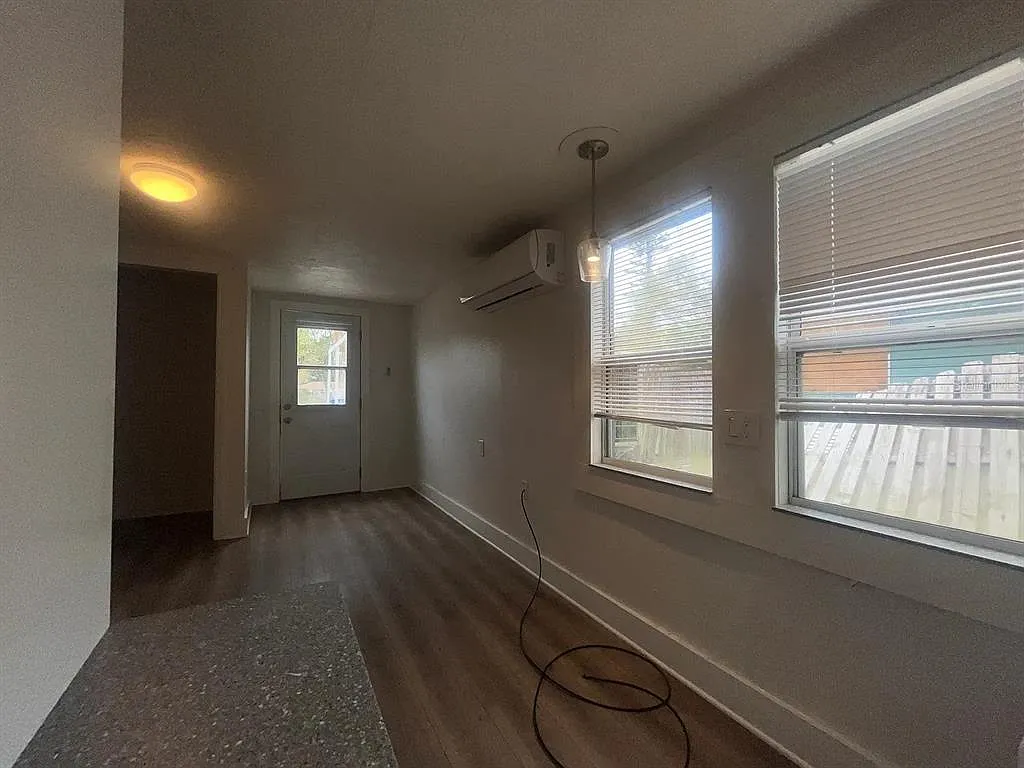 Studio, 1.0 bath, 350 sqft, $1,075 — Photo 3