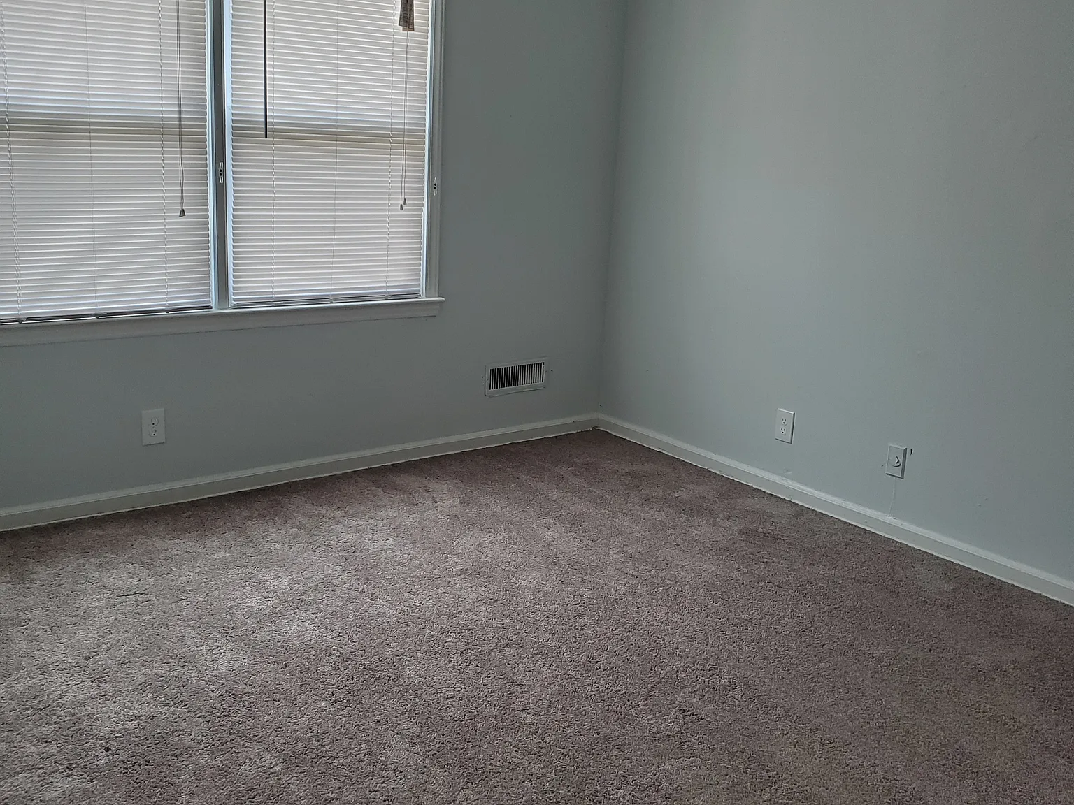 3 bed, 1.5 bath, 1200 sqft, $1,200 — Photo 3
