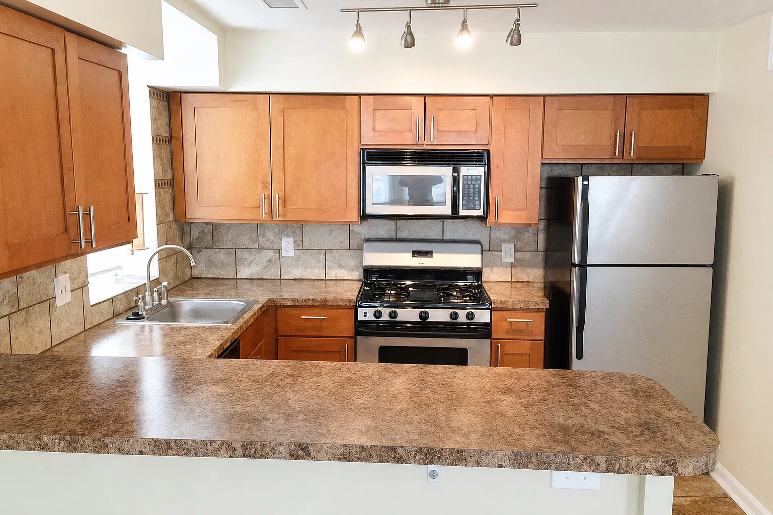 3 bed, 2.5 bath, 1400 sqft, $2,700 — Photo 2