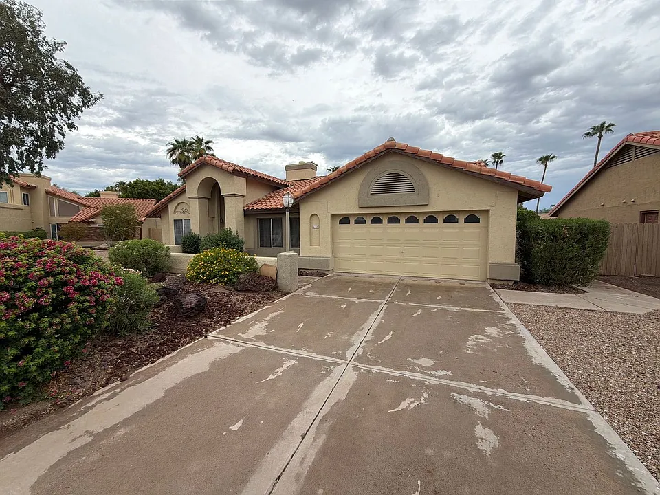 837 N Oak Ct