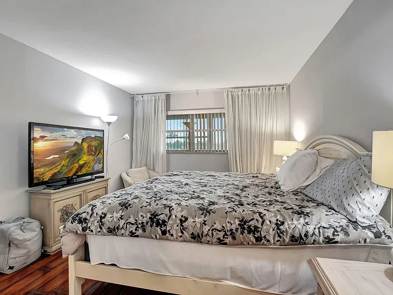 288 Tuscany E — Photo 11