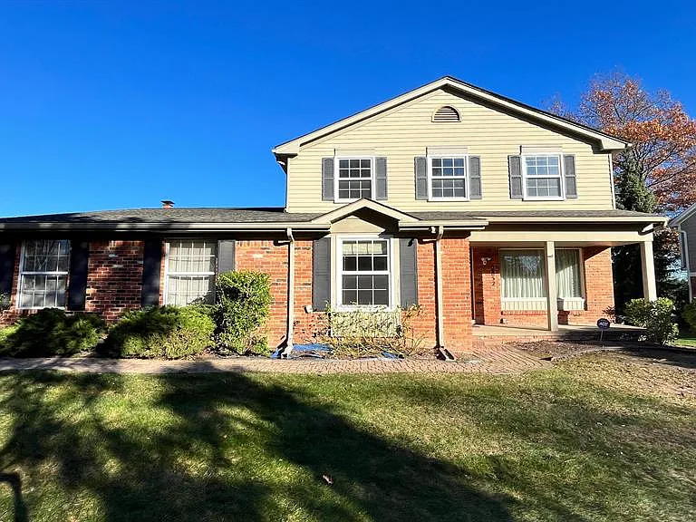 2852 Mayfair Dr — Photo 1
